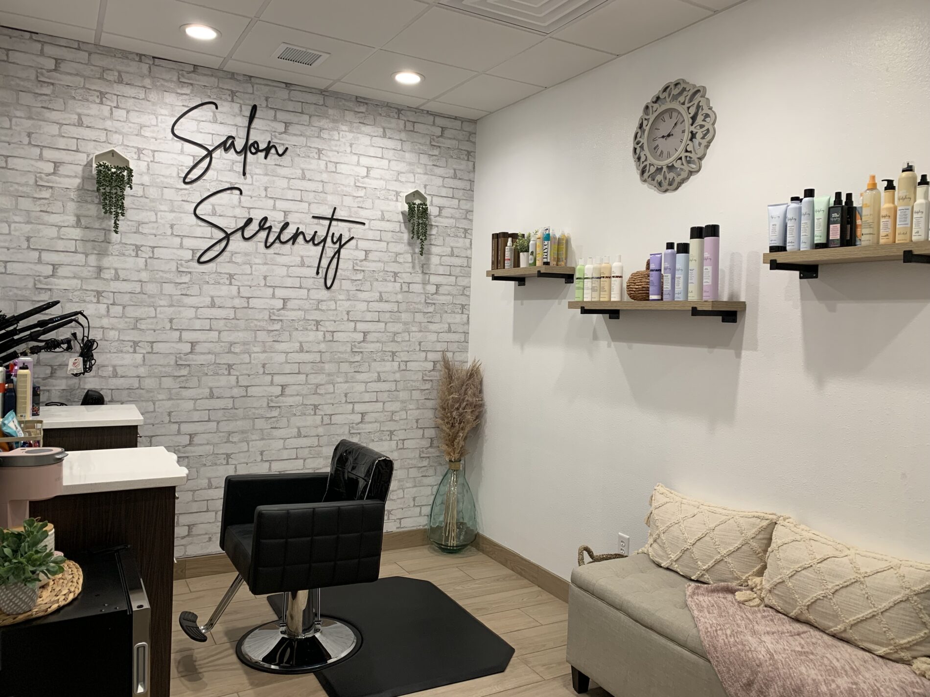 Suite 107 – Salon Serenity